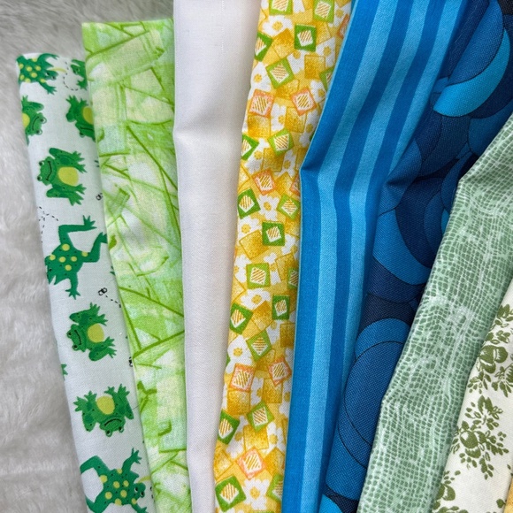 Fat Quarter 'Frogs in a Bog' 10 Piece Quilt Fabric Bundle, Green/Blue/Orange - Picture 6 of 7